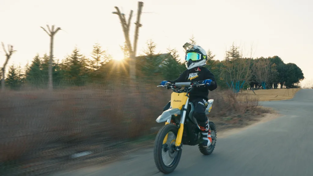 Guide du débutant : Comment piloter une moto électrique 1 Foxboy Banner 2024 01 30 10 34 59 155588