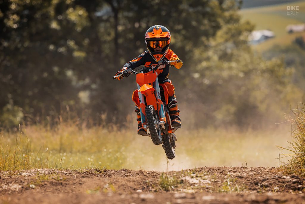 Guide du débutant : Comment piloter une moto électrique 5 ktm 50sxmini 4 2024 07 11 15 55 24 199025